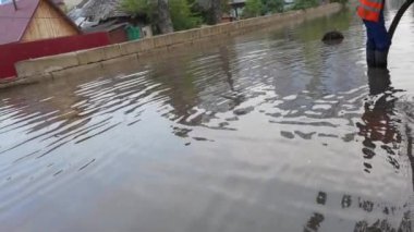 Şehir yağmuru. Büyük su birikintisi. Diğer tarafa bak. Sonbahar tehlikesi. Otomobil ıslak seyahat
