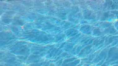 Yüzme havuzunda su damlası. Mavi renk. Hareket videosunu durdur. H2O Oteli