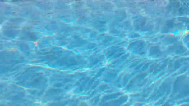 Gota de agua en la piscina. Color azul. Detener vídeo en movimiento. Hotel H2O relajarse — Vídeo de stock