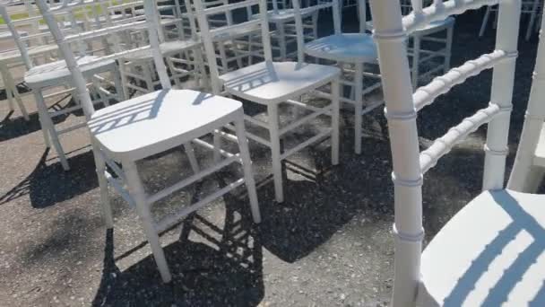 White ceremony wooden chairs. Wedding detail. Before party set. Luxury park — Stock Video