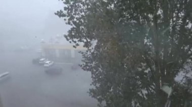 Şehir yağmuru. Ev görüşü. Sonbahar tehlikesi. Otomobil ıslak yolculuk. Kötü hava