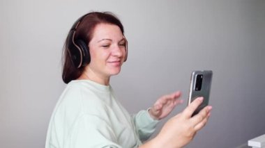 İçeride kendi portresini yapan genç bir kadın. Ev tatili portresi. Blogger özçekimi