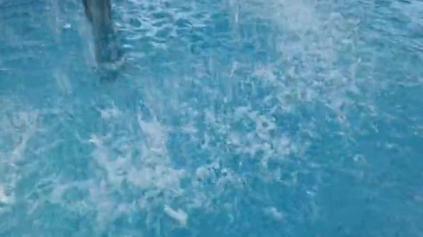 Waterdruppel in het zwembad. Blauwe kleur. Stop met filmen. H2O hotel ontspannen — Stockvideo