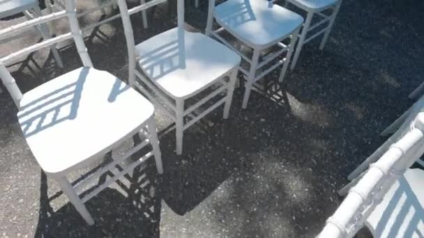 Λευκές καρέκλες τελετής. Λεπτομέρειες γάμου. Πριν από τη ρύθμιση κόμμα — Αρχείο Βίντεο