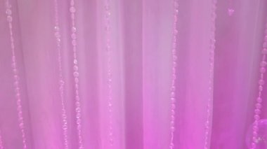 Düğün ipeği perdesi. Yavaş video. Pembe renk. Lüks gelinlik odası. Malzeme