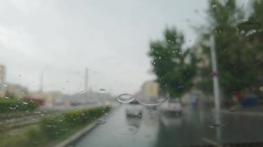 Şehir yağmuru. Arabanın içi görünüyor. Sonbahar tehlikesi. Otomobil yolculuğu. Kötü hava.
