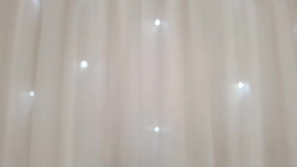 Hochzeitsvorhang aus Seide. Langsames Video. Weiße Farbe. Silberleuchten bokeh. Luxus — Stockvideo