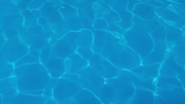 Spadek wody w basenie. Niebieski kolor. Zatrzymaj film. Hotel H2O relaks — Wideo stockowe