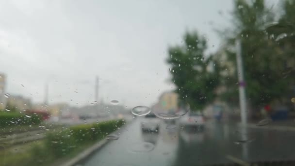 Городской дождь. Вид изнутри машины. Осенняя опасность. Автомобильные путешествия. Плохая погода. — стоковое видео