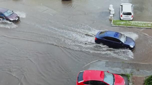 都市の雨。ホームビュー内。秋の危険。自動車のぬれた旅行。悪天候 — ストック動画