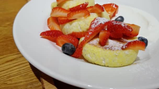 Ricotta dessert. Sweet food on table. Red strawberry on restaurant cake — Vídeo de Stock