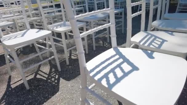 Beyaz tören sandalyeleri. Düğün ayrıntıları. Parti başlamadan önce — Stok video