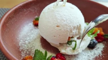 Çatallı insanlar Pavlova tatlısını kırar. Masada beyaz kremalı tatlı yemek