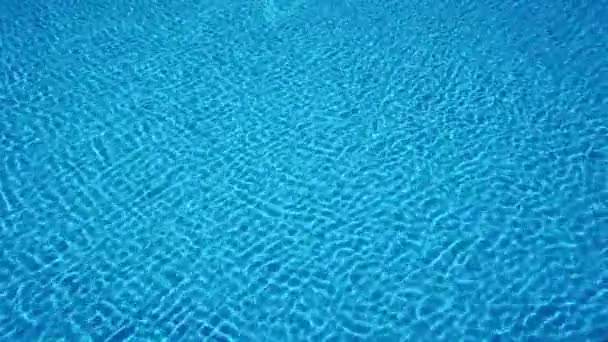 Wassertropfen im Schwimmbad. Blaue Farbe. Aussperrung des Ozeans — Stockvideo