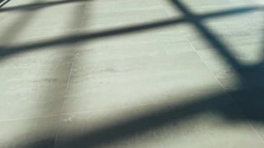 Mall çimento zemin gölgeleri. Yavaş video oynatılıyor. Gri arkaplan.