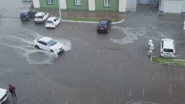 Városi eső. Belülről látni. Őszi veszély. Autó nedves utazás. Rossz idő — Stock videók