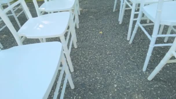 Λευκές καρέκλες τελετής. Λεπτομέρειες γάμου. Πριν από τη ρύθμιση κόμμα — Αρχείο Βίντεο