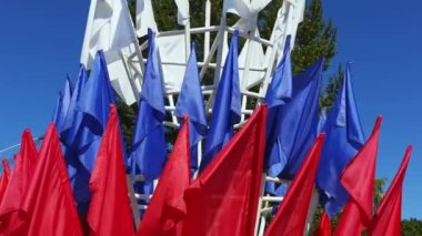 - Rusya. Mavi gökyüzü arka planında ulusal ülke bayrağı. Uçan kumaş sembolü