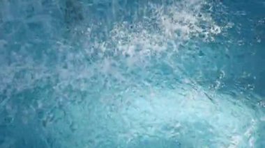 Yüzme havuzunda su damlası. Mavi renk. Hareket videosunu durdur. H2O Oteli