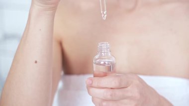 Genç kadın deri tedavisi. Argan yağı sağlıklı masaj. Sabah banyosu.