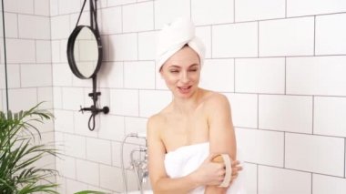 Banyo cilt bakımı. Vücut fırçası rutini. Kadın soyuluyor. Kadın drenajı