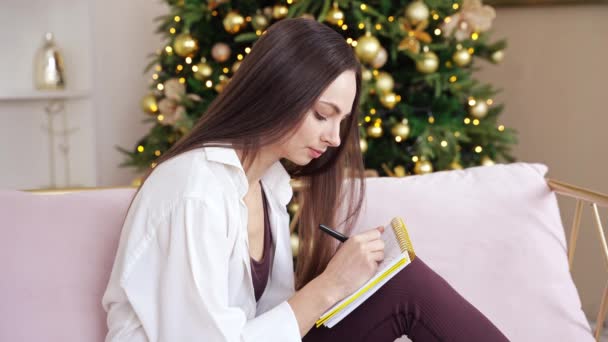 Young woman drawing neurographics indoors. Home vacation portrait — Stockvideo