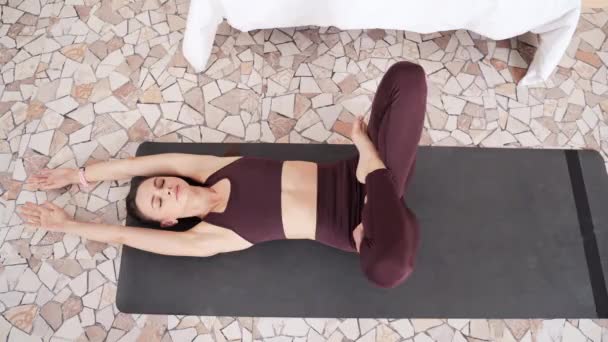 Jeune femme va yoga exercice à la maison. Soins de santé leçons en ligne. Intérieur — Video