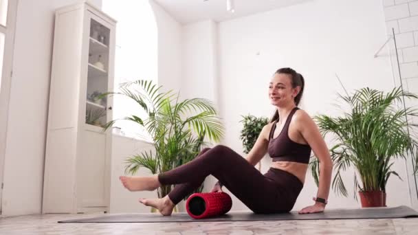 Young woman stretch body on fitness mat. Myofascial release massage. Relax — Stockvideo