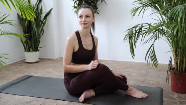 Mladá žena chodí domů na jógu. Zdravotní péče online lekce. Vnitřní — Stock video
