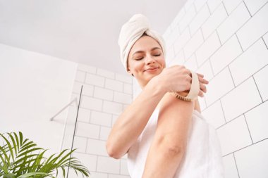 Banyo cilt bakımı. Vücut fırçası rutini. Kadın soyuluyor. Kadın drenajı