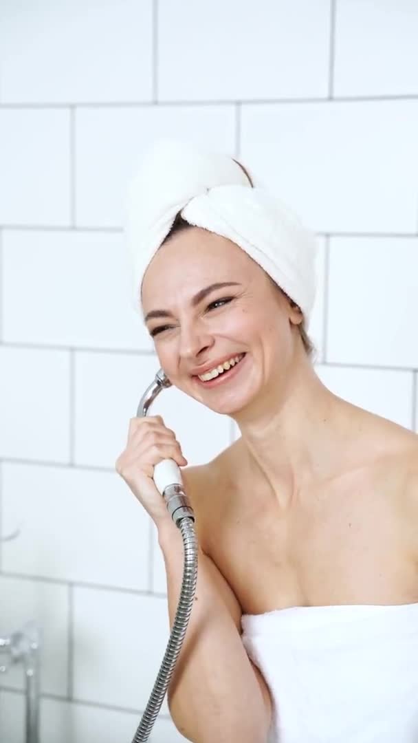 Jovem mulher no banheiro falando por regar lata. Retrato de chuveiro de luxo — Vídeo de Stock