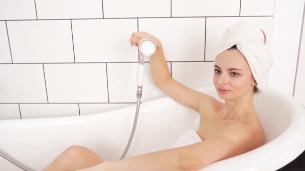 Młoda kobieta w łazience rozmawia przez podlewanie. Luksusowy portret prysznic — Wideo stockowe