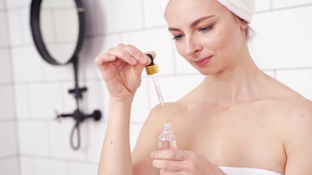 Leczenie skóry młodej kobiety. Zdrowy masaż olejkiem arganowym. Rano łazienka rutyna — Wideo stockowe