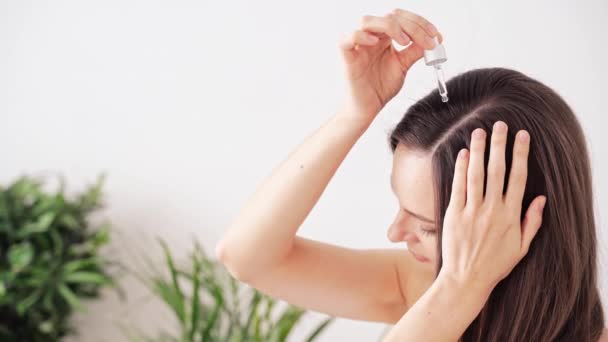 Tratamento de cabelo de mulher jovem. Óleo de Argan massagem saudável. rotina banheiro da manhã — Vídeo de Stock
