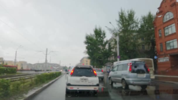 Βροχή πόλης. Στο εσωτερικό του αυτοκινήτου. Φθινοπωρινό κίνδυνο Αυτοκίνητα ταξίδια. Κακός καιρός. — Αρχείο Βίντεο