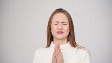 Ofisteki genç bayan. Yorgun gözler. Kadın stres yaşam tarzı. Yeni normal eğitim