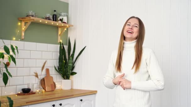 Junge Frau posiert in der Küche. Porträt eines Heimaturlaubs. Blogger-Video — Stockvideo