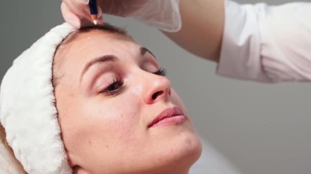 Injectie in een spa salon. Artsenhanden in handschoenen. Een close-up. Mooie vrouwelijke patiënt — Stockvideo