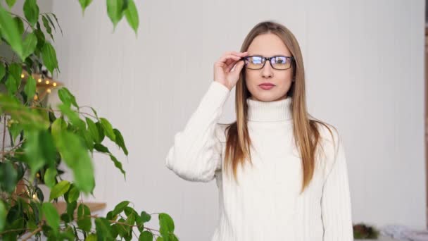 Junge Frau im Büro. Müde Augen. Frauen stressen ihren Lebensstil. Neue normale Bildung — Stockvideo