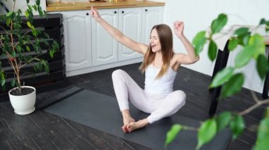 Genç kadın evde şarkı söylüyor. Şarkı sözleri dansı. Komik şarkı. Bağımsız kişi