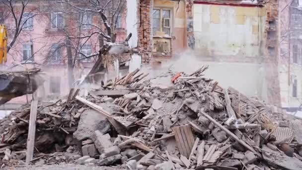 Demotion work in city. Digger break house. Rebuild building. — Stock Video