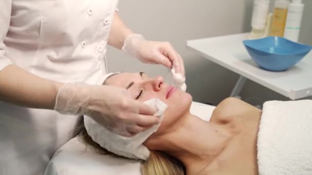 Face massage at spa salon. Doctor hands. Pretty female patient. Beauty — Stock video