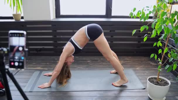 Mladá žena jde domů cvičit jógu. Zdravotní péče online lekce. Vnitřní kondice — Stock video