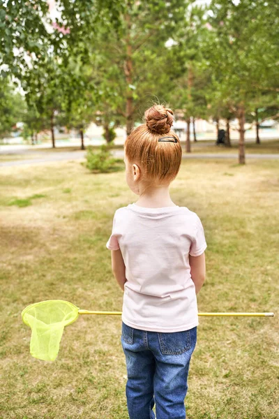 Menina brincando com rede de borboleta. Aventura de verão. Criança feliz — Fotografia de Stock