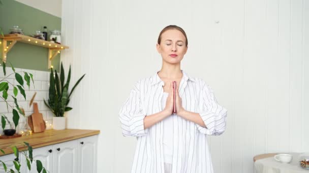 Mujer joven haciendo ejercicio de yoga en casa. Cursos en línea de atención médica. meditación — Vídeos de Stock