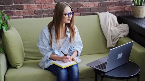 Jonge vrouw die binnen werkt. Huis vakantie portret. Video van de blogger — Stockvideo