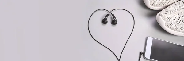 Hallgasd podcast futás edzés. Fülhallgató szív alakú. Történet kocogás — Stock Fotó