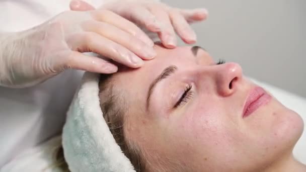 Face massage at spa salon. Doctor hands. Pretty female patient. Beauty treatment — Stock Video