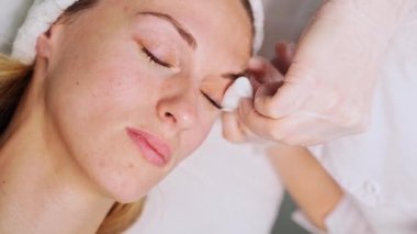 Kaplıca salonunda yüz masajı hazırlığı. Doktor elleri. Güzel bir bayan hasta. Güzellik