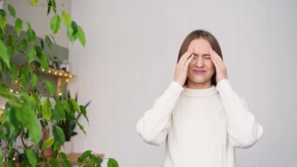 Een jonge vrouw op kantoor. Vermoeide ogen. Vrouwelijke stress levensstijl. Nieuw normaal onderwijs — Stockvideo